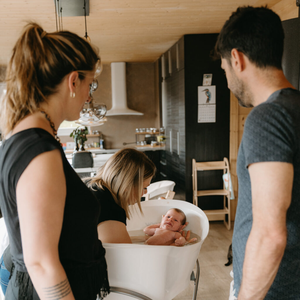 Image de deux parents regardant Julie entrain de faire un Thérapeutique Bain Bébé.