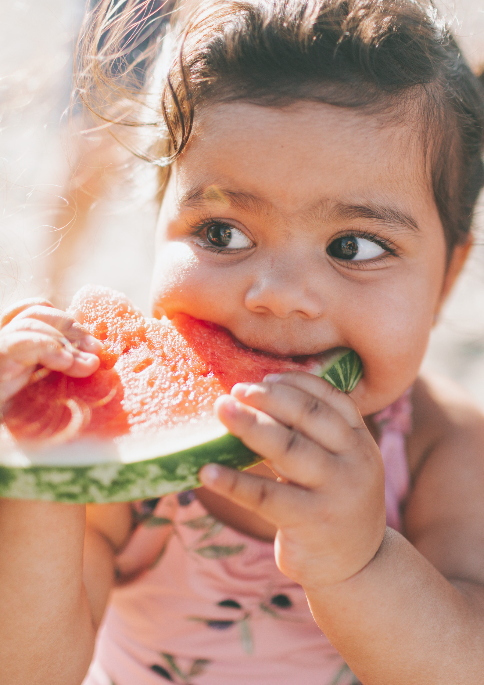 Un bébé de un an et demi qui mange de la pastèque