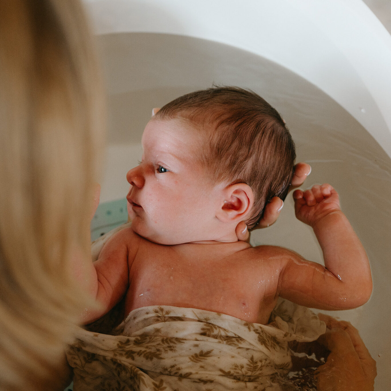 Bébé entrain de faire un bain bébé