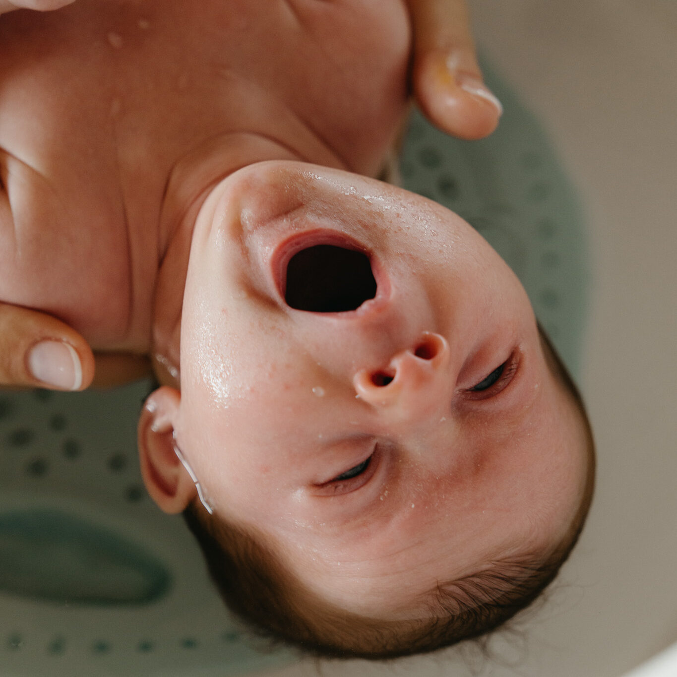Bébé baillant entrain de faire un bain bébé