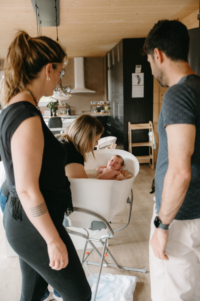 Image de deux parents regardant Julie entrain de faire un Thérapeutique Bain Bébé.