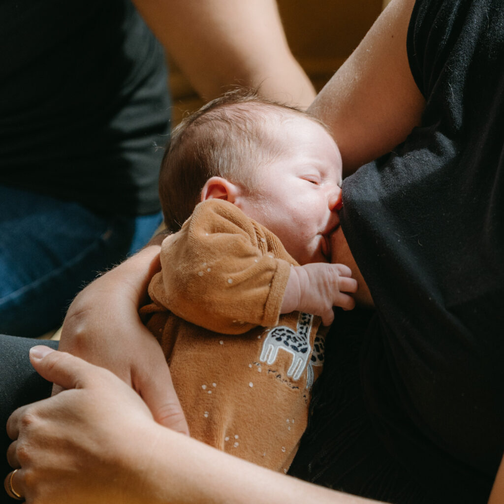 Image d'un bébé qui allaite