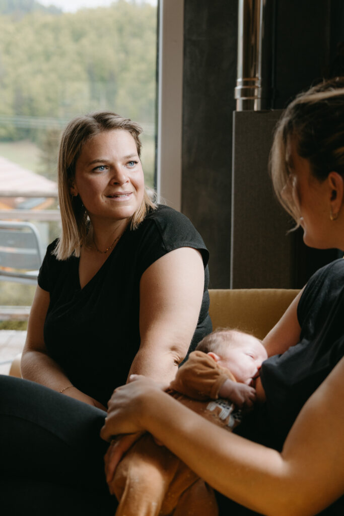 Photo de Julie qui parle avec une maman allaitant son enfant