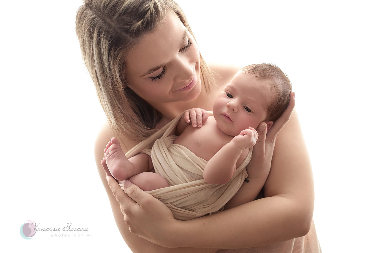 Julie portant son enfant dans les bras